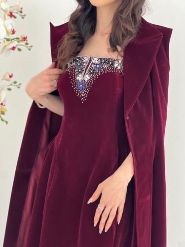 طقم فستان ودقلة القماش مخمل عنابي مع شك فضي