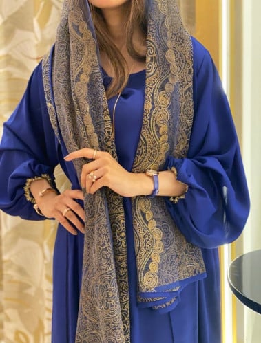 عباية كريب ازرق مع فستان داخلي وطرحه مشجر ذهبي