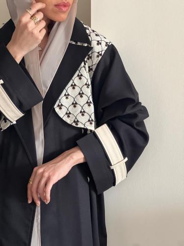 عباية فاخرة القماش كريب كتان اسود مع لنن بيج مشجر...