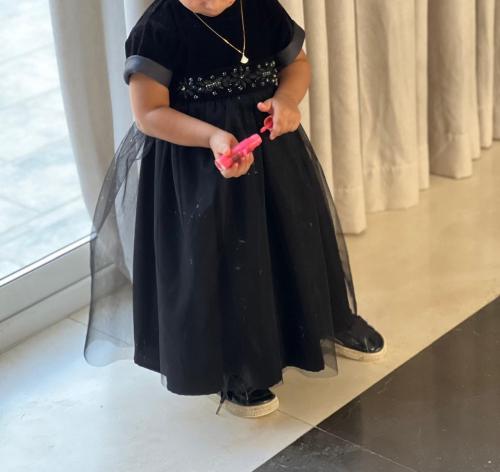 فستان مقاس اطفال القماش مخمل اسود مع تل وشك