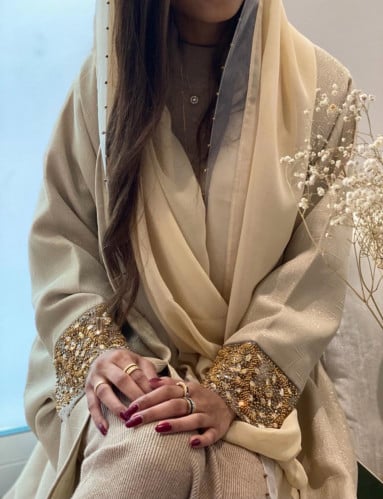 عباية فاخرة ومميزة طبقتين لنن خفيف بيج مع كريب كتان بيج وشك ذهبي