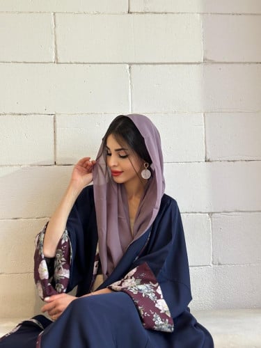 عباية صيفية باردة اللون كحلي محددة ورد موف والأكمام مبطنه مشجر ورد موف