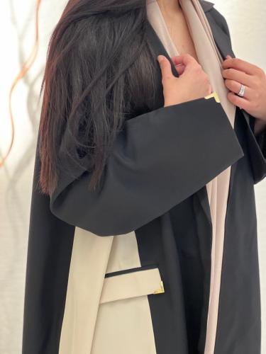 عبايةعملية وفاخرة القماش كريب كتان اسود مع بيج