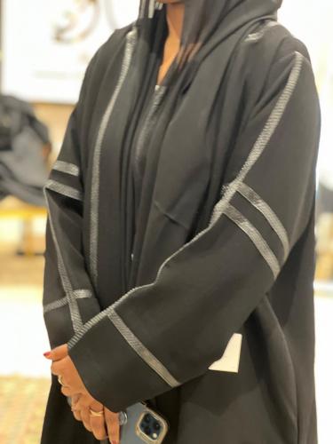 عباية مميزة القماش كريب اسود محددة بجلد