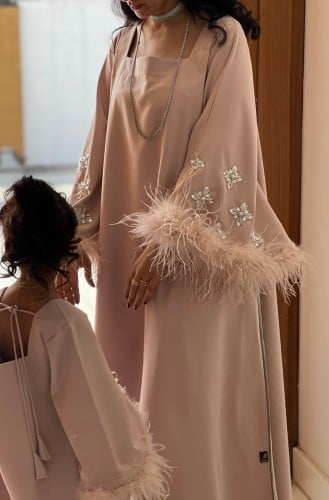 جلابية فاخرة القماش تفته وردي مع شك فضي وعلى الأكمام ريش