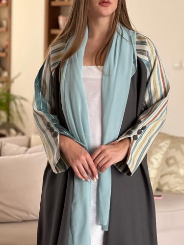 عباية عملية و مميزة اللون رمادي و الاكمام تفته