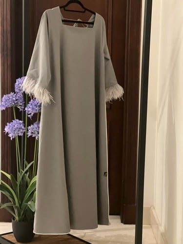 جلابية عملية اللون رمادي  و على الأكمام ريش