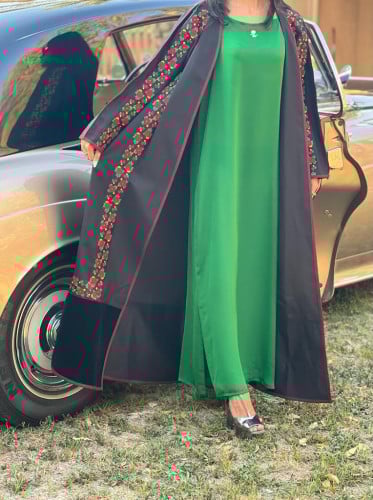 عباية مميزة اللون اسود مع ورد شالكي