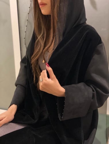 طرحة اسود مع شك اسود