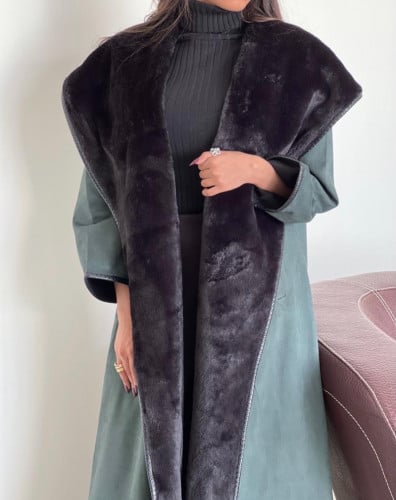 عباية شتوية فاخرة القماش شامواه زيتي مبطنه بفرو اسود ومحدده بجلد