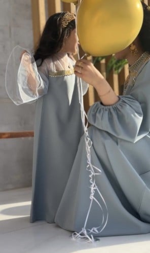 جلابية للأطفال القماش حرير سماوي مع شك ذهبي