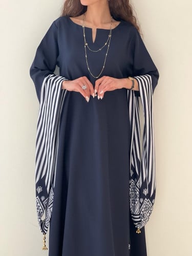 جلابية مميزة اللون كحلي والأكمام مقلم كحلي مع شك ذهبي