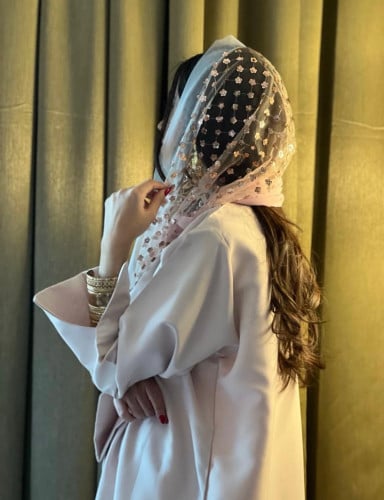 عباية مميزة القماش تفته وردي مع طرحة مطرزة