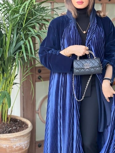 عباية شتوية مميزة القماش مخمل مكسر كحلي قصة كلوش