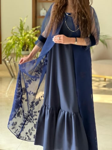 فستان فاخر اللون كحلي وعلى الاكمام شك كحلي