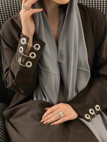 عباية عملية وخفيفه كريب بني واكمام سلاسل