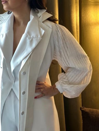 عباية مميزة اللون سكري وعلى الاكمام تطريز سكري