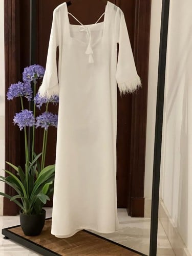 جلابية فاخرة القماش حرير سكري وعلى الأكمام ريش