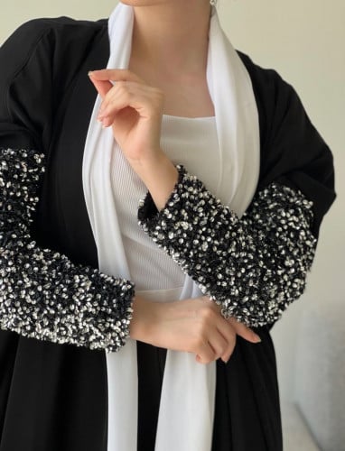 عباية ومميزة اللون اسود وعلى الأكمام شك فضي واسود