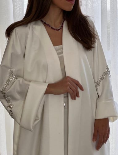 عباية شتوية فاخرة القماش شامواه سكري وعلى الاكمام شك فضي