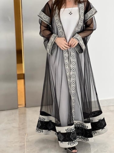 فستان قطعتين وشاح اللون اسود وفستان داخلي اللون سكري