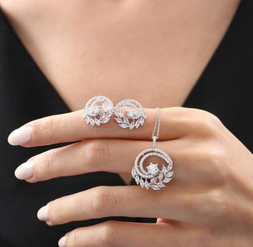 طقم ناعم فضة صافي عيار 925 ( سلسلة وحلق )