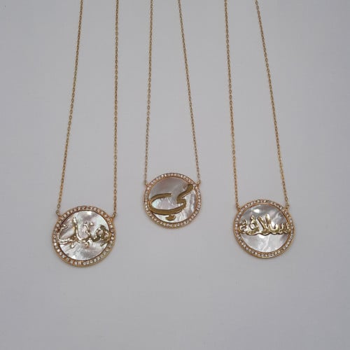 قلادة بالأسم  او حرف على صدف طبيعي بأطار فصوص  فضة صافي مطلي ذهب