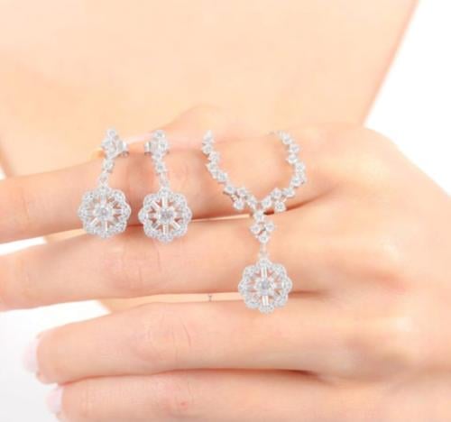 طقم ناعم فضة صافي عيار 925 ( سلسلة وحلق )