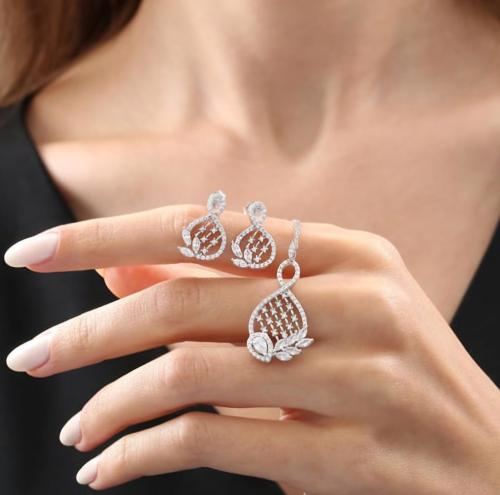 طقم ناعم فضة صافي عيار 925 ( سلسلة وحلق )