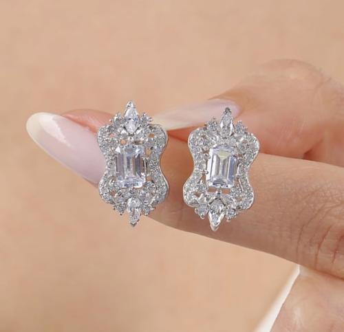 حلق  مرصع بالزركون فضة صافي عيار٩٢٥