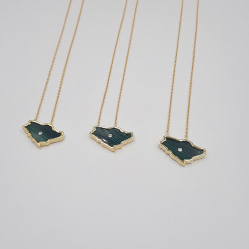 قلادة المملكة بحجر الملاكيت فضة صافي عيار 925 مطلي ذهب