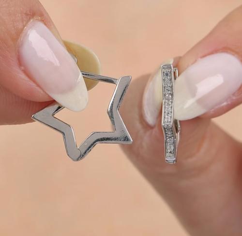 حلق  مرصع بالزركون فضة صافي عيار٩٢٥