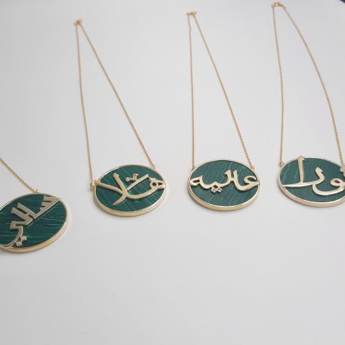 قلادة بالأسم او الحرف على حجر ملاكيت كبير