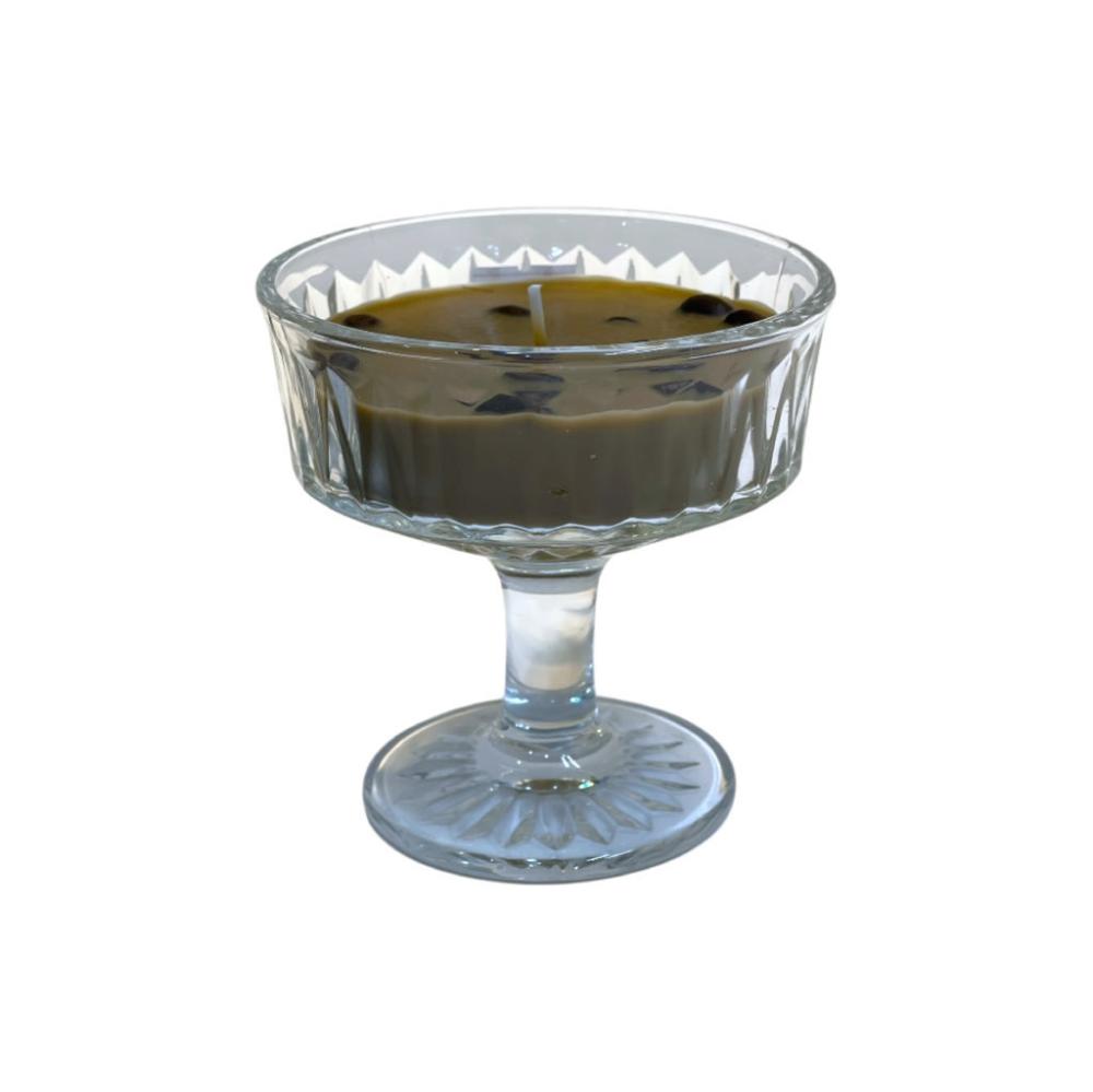 شمعة معطرة بكاس برائحة القهوة