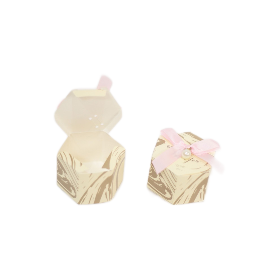 علب كرتونية سداسي