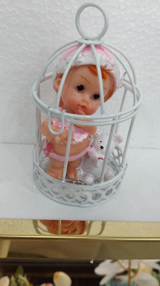 بيبي داخل قفص