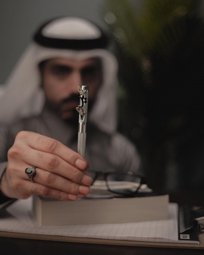 قلم بالاسم فضي انيق