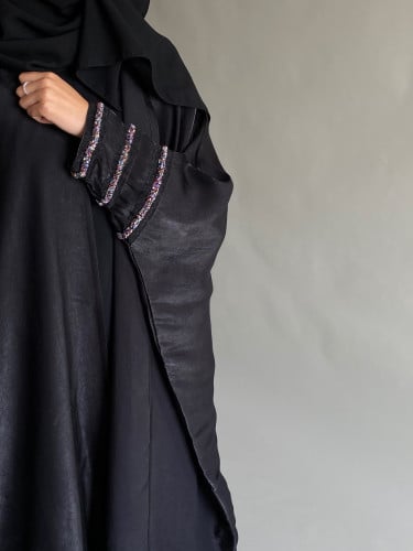 عباية سوداء قماش لامع NOSH 19