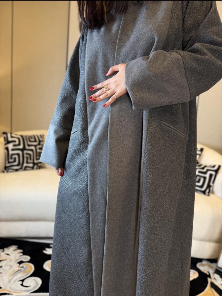 فروة بقصة عباية  جوخ لون رمادي مبطنة بفرو