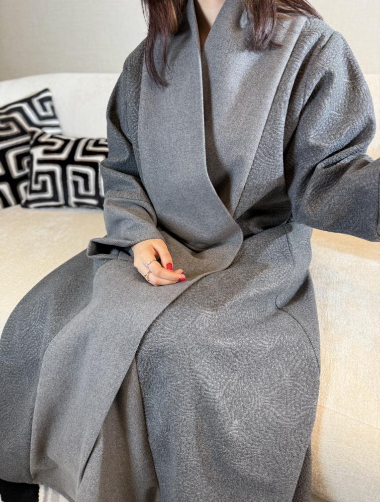 فروة بقصة عباية  جوخ لون رمادي مبطنة بفرو-متجر جلابيات فاشن للأزياء ال