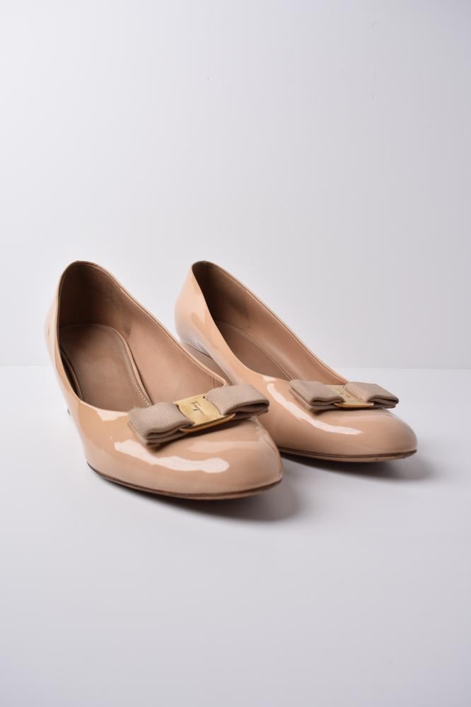 Ferragamo nude shoes hotsell