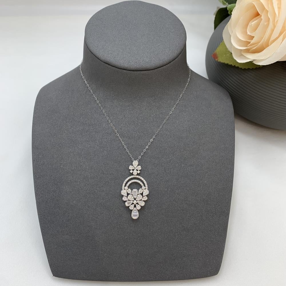 تعليقه ذهب ابيض تصميم الألماس عيار 18