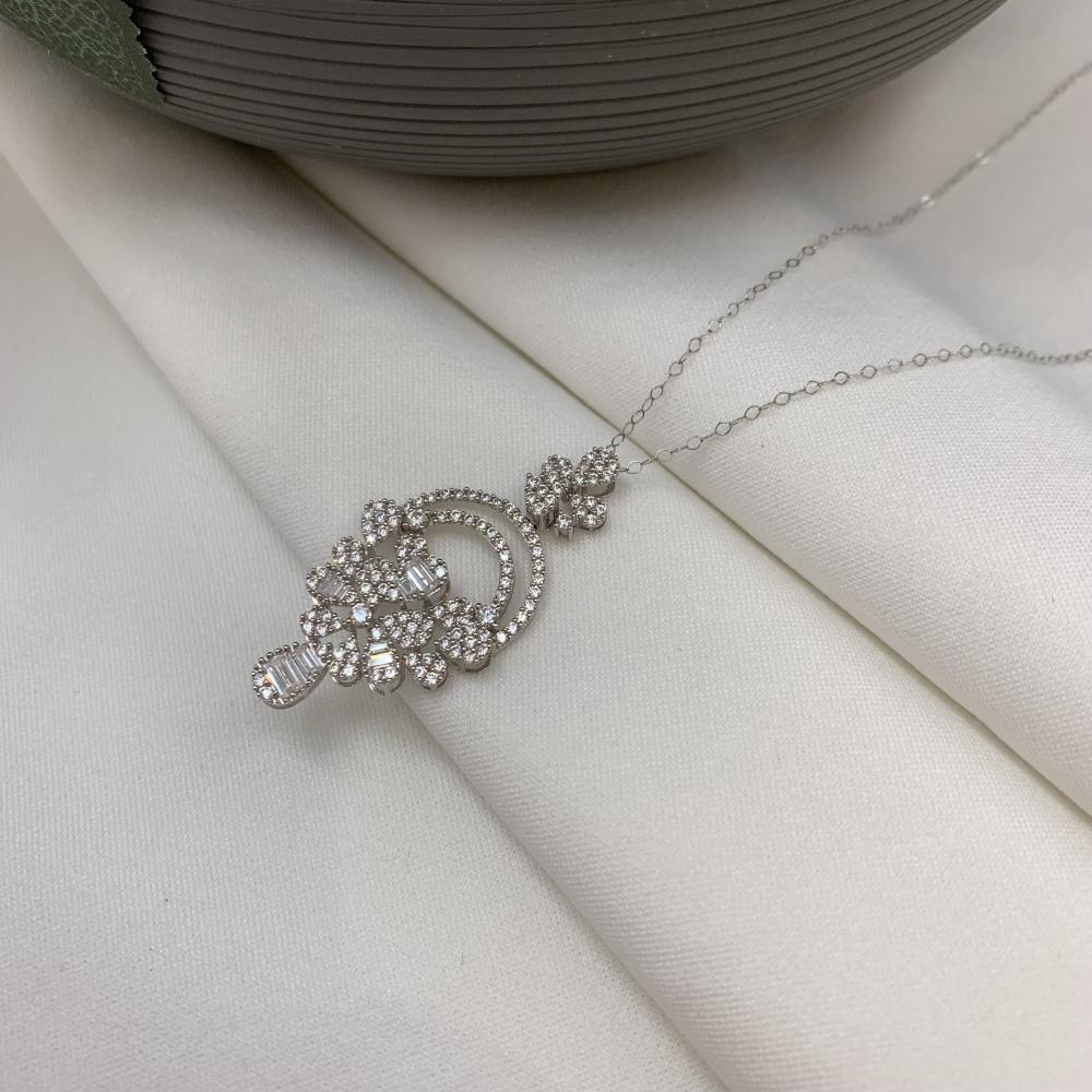 تعليقه ذهب ابيض تصميم الألماس عيار 18