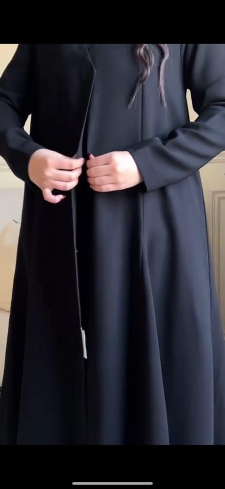عباية سوداء أناقة خالدة لكل المناسبات