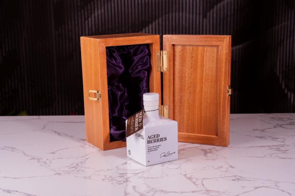 معتق زيت الزيتون بالتوتيات