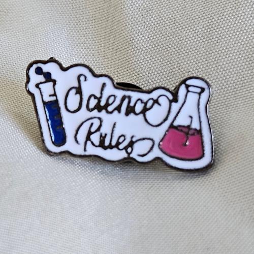 دبوس معدني Science Rules – إكسسوار لمحبي الكيمياء...