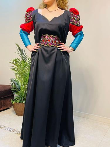 فستان سهره أسود بحزام مرصع بالأحجار