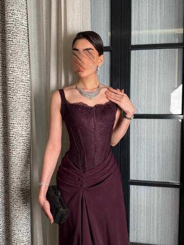 فستان سهرة بقصة كورسيه بلون خمري غامق