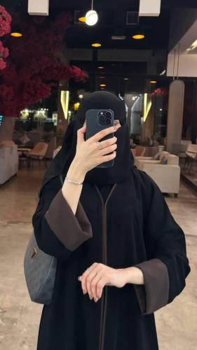 عباية موج اسود باللون البني
