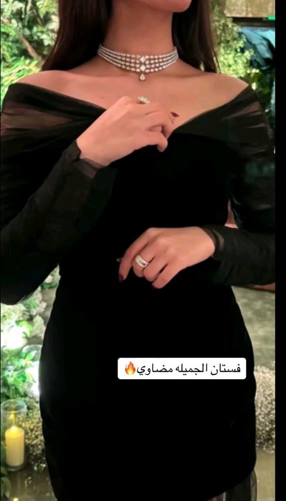 فستان سهرة بأكتاف مكشوفة وطبقة شفافة